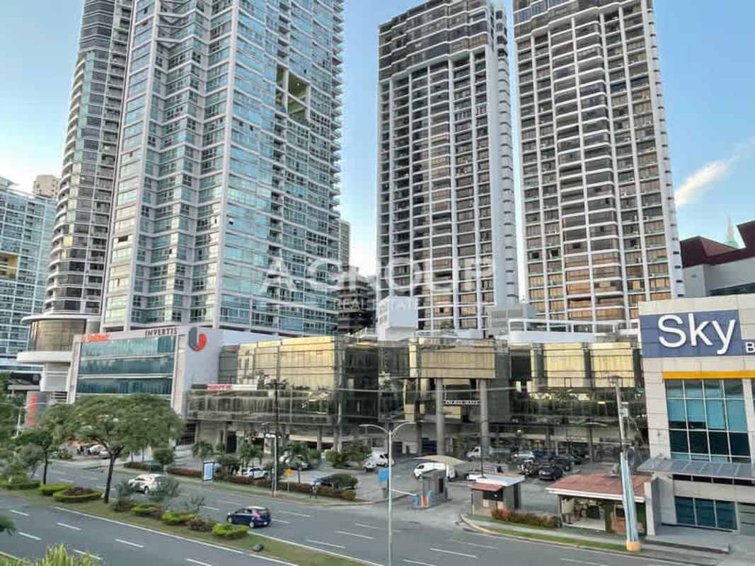 Open workspace with glass dividers multiple desks PH Bay Mall Avenida Balboa Panama City