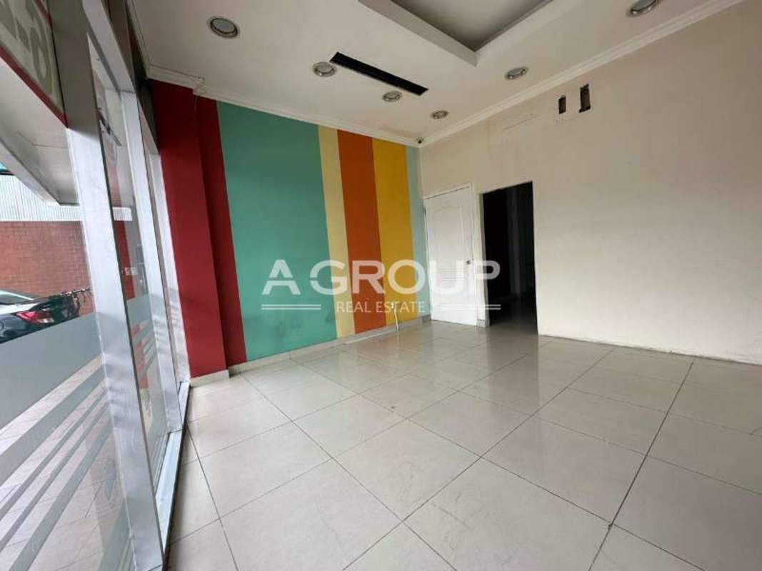 Retail or commercial unit with large glass storefront, vibrant accent colors on the wall at PH Galería Cincuentenario Juan Díaz in Panama