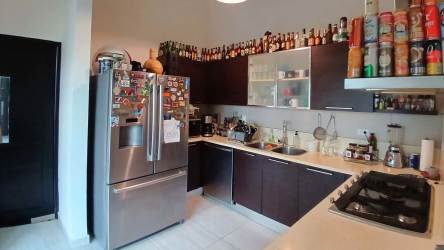 Contemporary kitchen with appliances and cabinets in PH Nativa Panama Pacifico