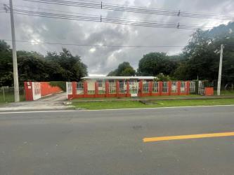 Traditional Panamanian house facade with driveway parking in Sector Miraflores Penonome