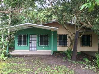 Open living-dining area with small kitchenette in Volcán Chiriquí house