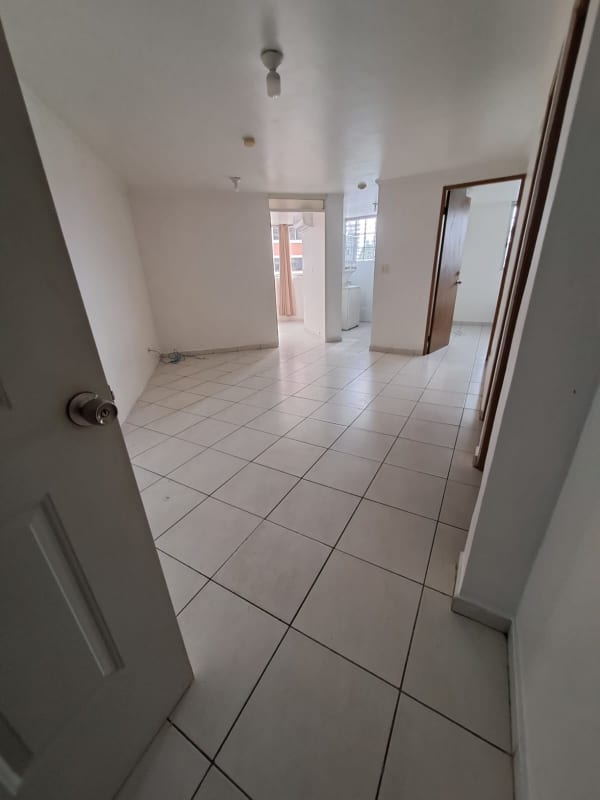 Unfurnished apartment room with white tiles and neutral look in PH Llano Bonito Don Bosco