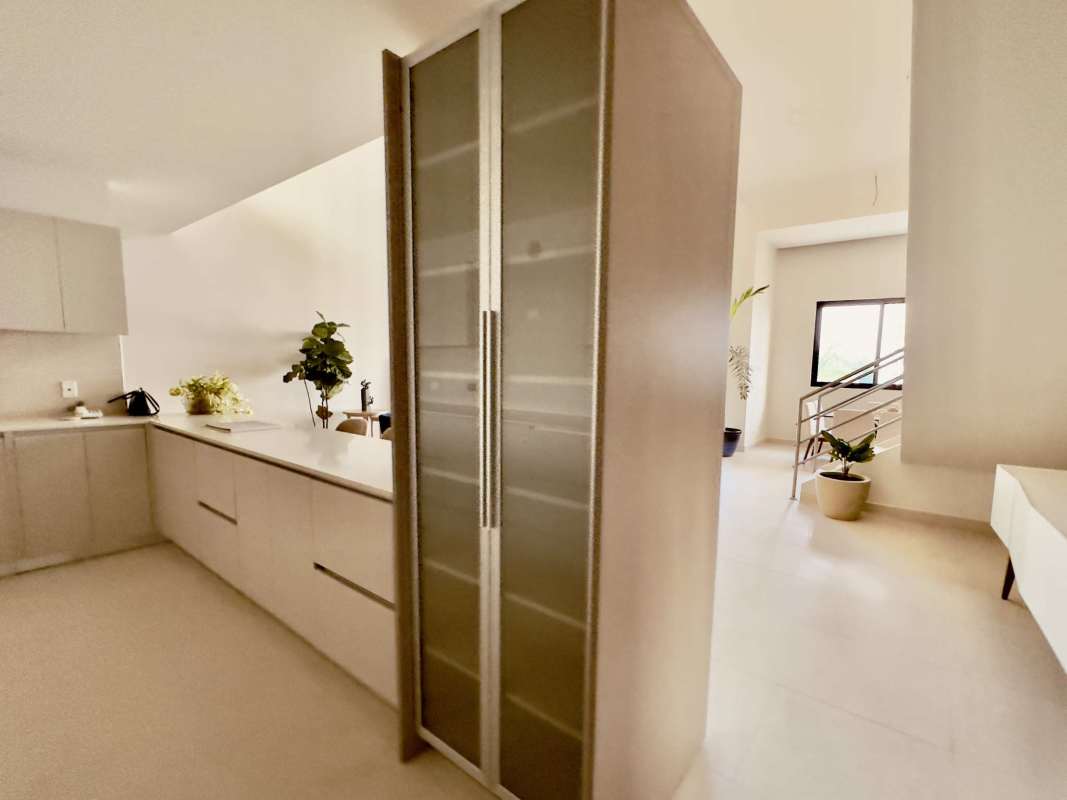 Bright dining room with glass table and panoramic city views PH Casa Bianca Costa del Este