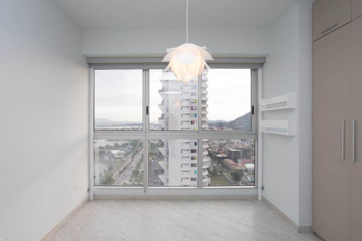 Master bedroom with floor-to-ceiling windows and balcony access in PH Rivage Tower Panama
