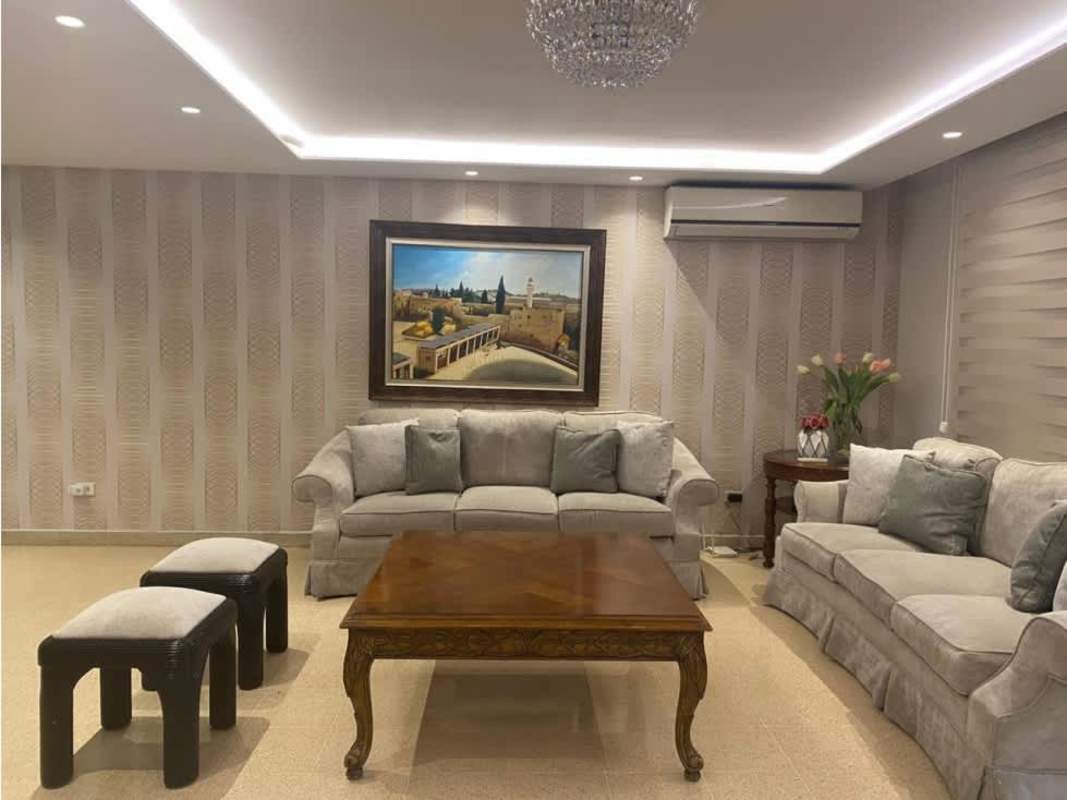 Living room with sofas, chandelier and wallpaper PH Ritz Punta Paitilla Panama