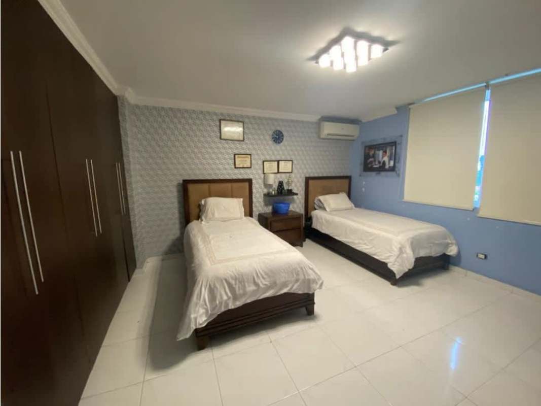 Twin bedroom with large wardrobe units and window PH Ritz Punta Paitilla Panama
