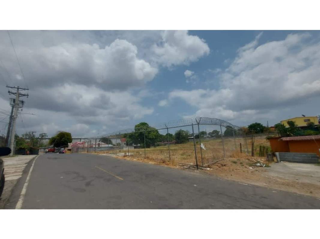 Fenced corner lot with barbed wire and access road in Juan Díaz area Panama