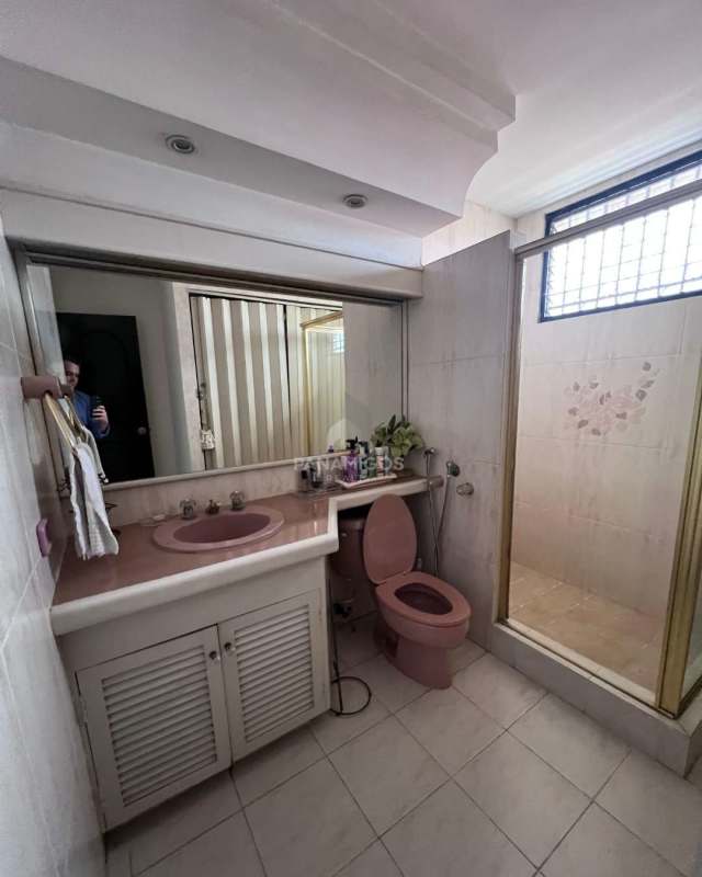 Traditional style kitchen with breakfast area and modern appliances in El Carmen Bella Vista Panama