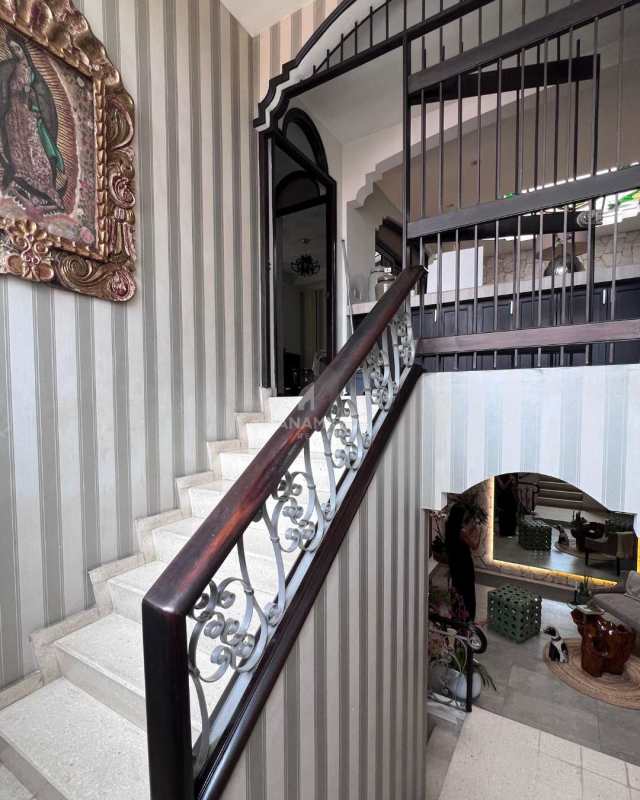 Large master bedroom with ensuite bathroom, balcony and garden view in house for sale Panama