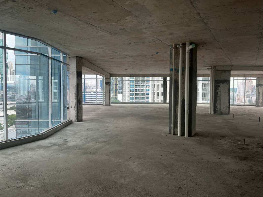 High floor unfinished open office space floor-to-ceiling windows in Panama City’s downtown business center