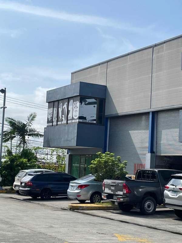 Modern commercial warehouse with large industrial roller door and off-street parking Avenida Balboa Panama