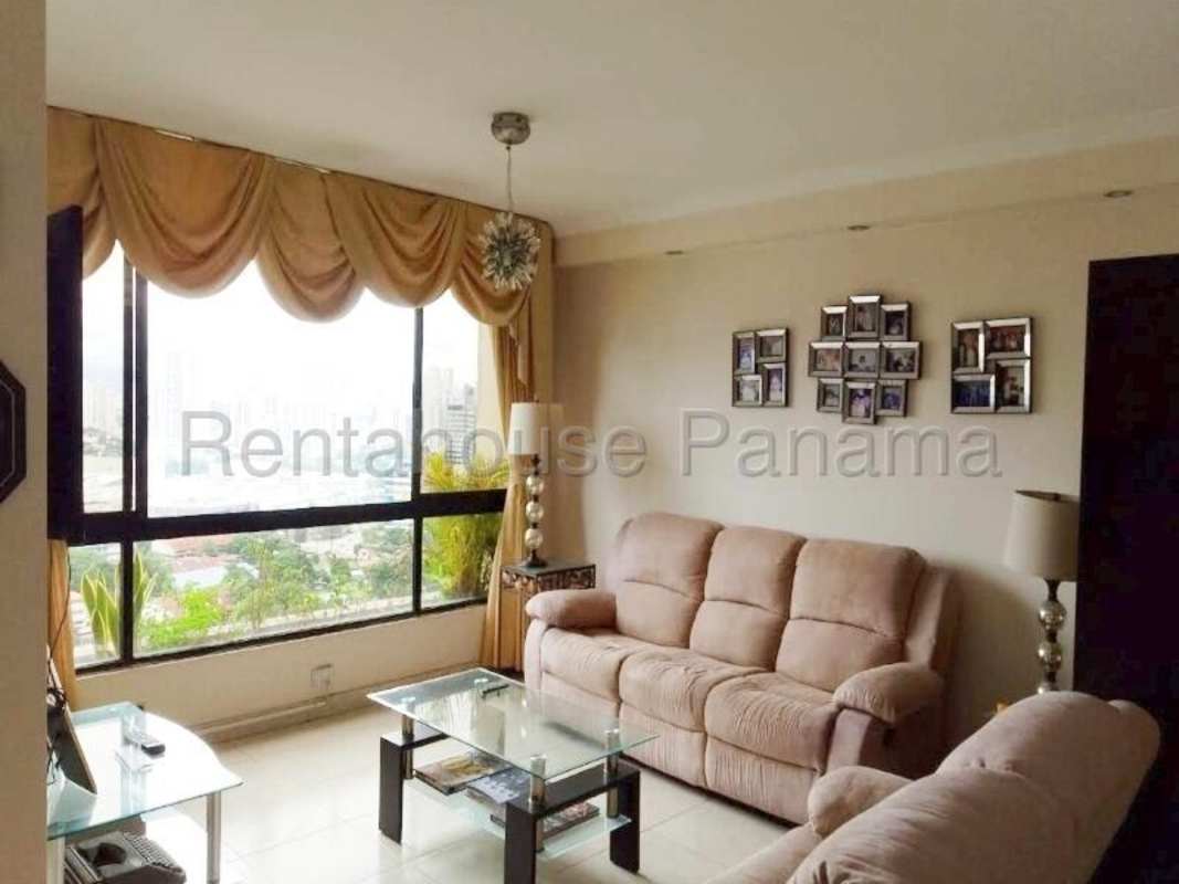 Dining room with chandelier in PH Arrecife Punta Paitilla Panama