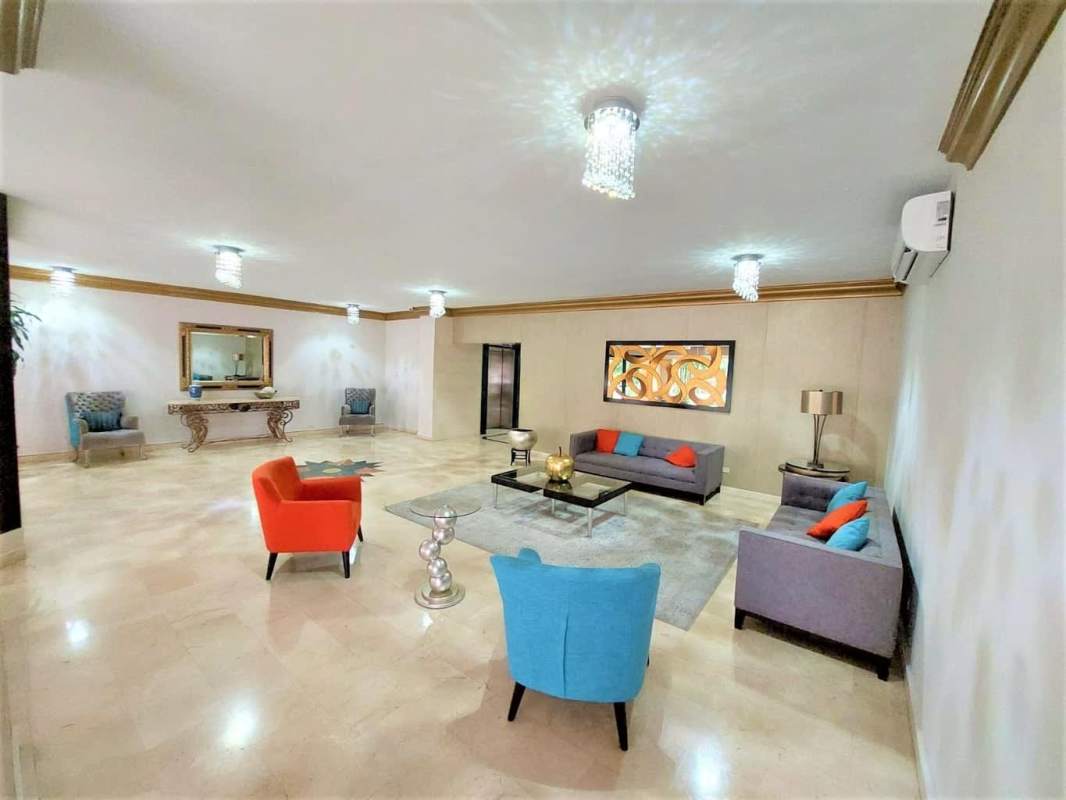 L-shaped kitchen with tile backsplash in PH Arrecife Punta Paitilla Panama