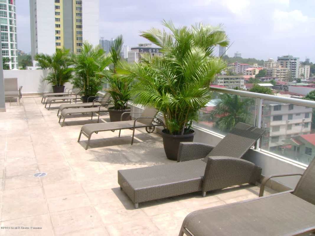 Infinity rooftop pool and jacuzzi with skyline views at PH San Francisco 67 Panama