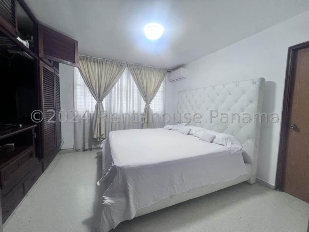 Bright second bedroom with wardrobe space in PH Aida near Parque Omar Panama City