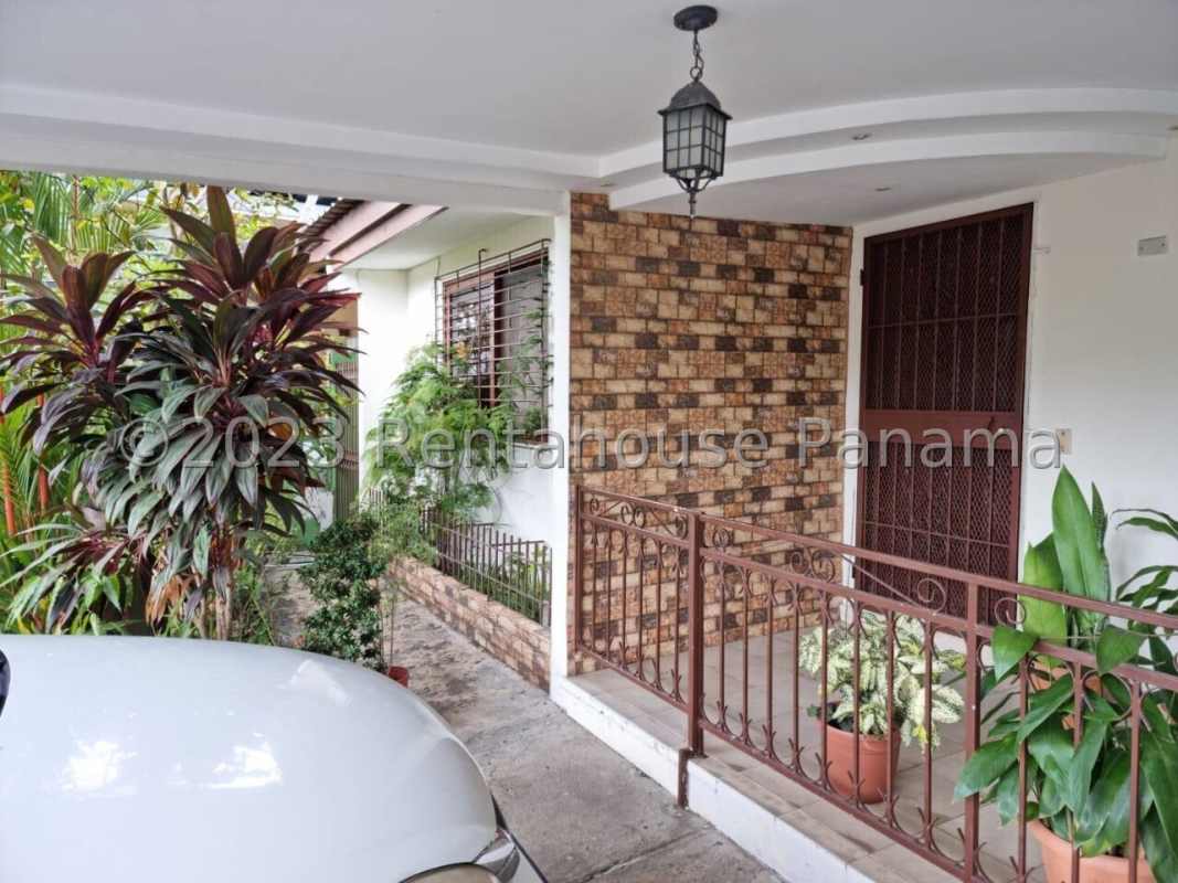 Living room with wooden floors and glass doors Betania residential house