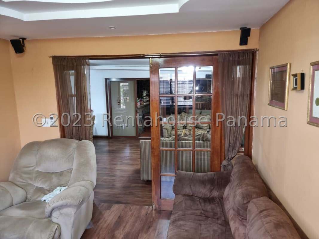 Covered terrace with garden view Betania Panama house