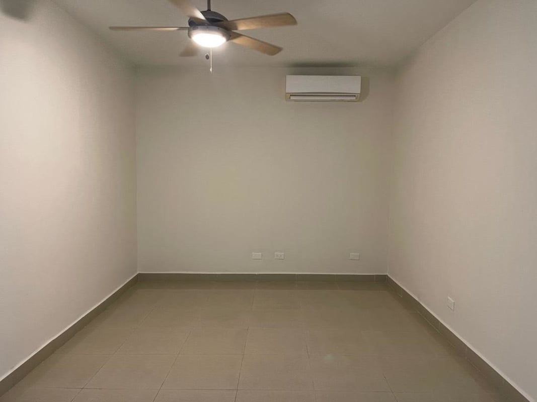 Secondary bedroom with city views and private bathroom PH Coco del Mar Panama