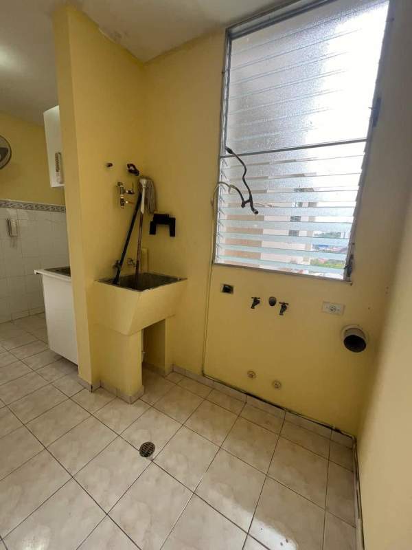 Laundry room with utility sink and large window in PH Las Roccas Tumba Muerto Panama City