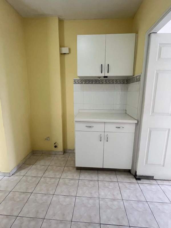 Small traditional kitchen with cabinets and tiled backsplash in PH Las Roccas Panama