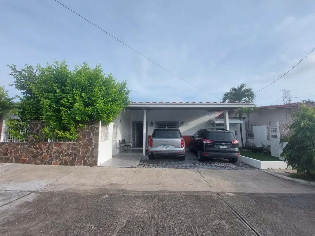 Spacious dining area with sliding doors in PH Torres de Toscana Panama