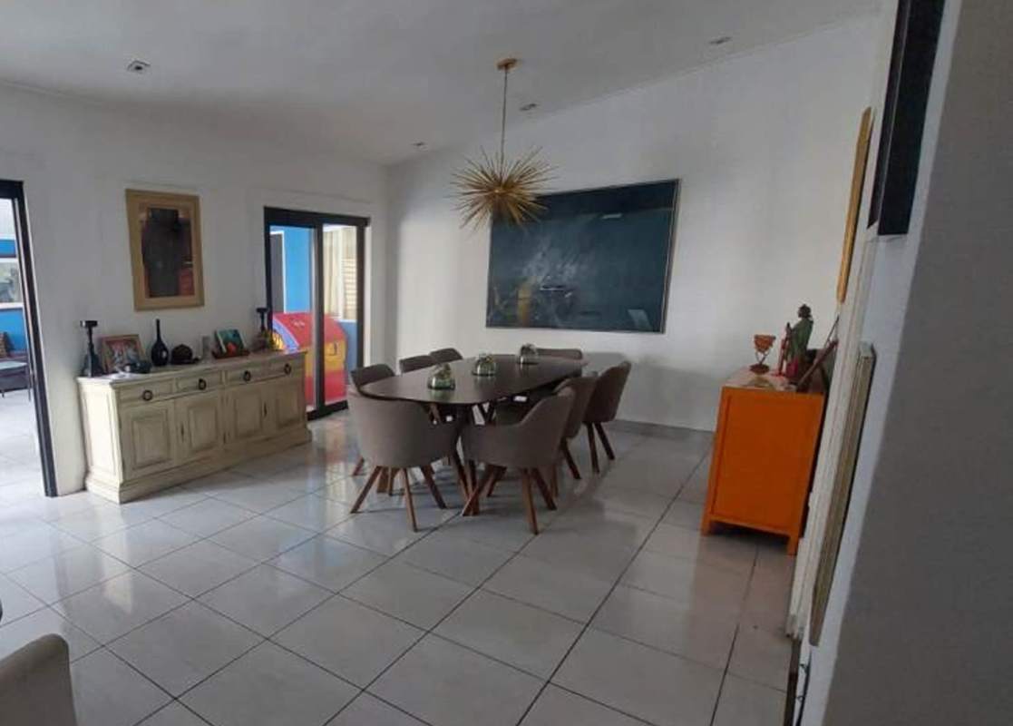 Guest bedroom with study space and ceramic floors in PH Torres de Toscana Panama