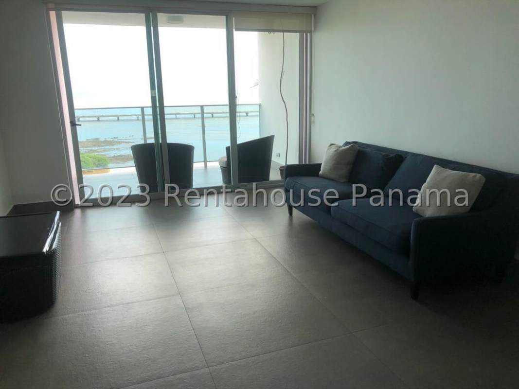 Spacious master bedroom, terrace access, ocean view PH Riverside Coco del Mar Panama