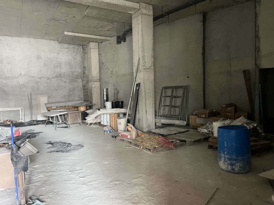 Unfinished commercial unit with concrete floors and exposed ceiling for custom adaptation Panama City