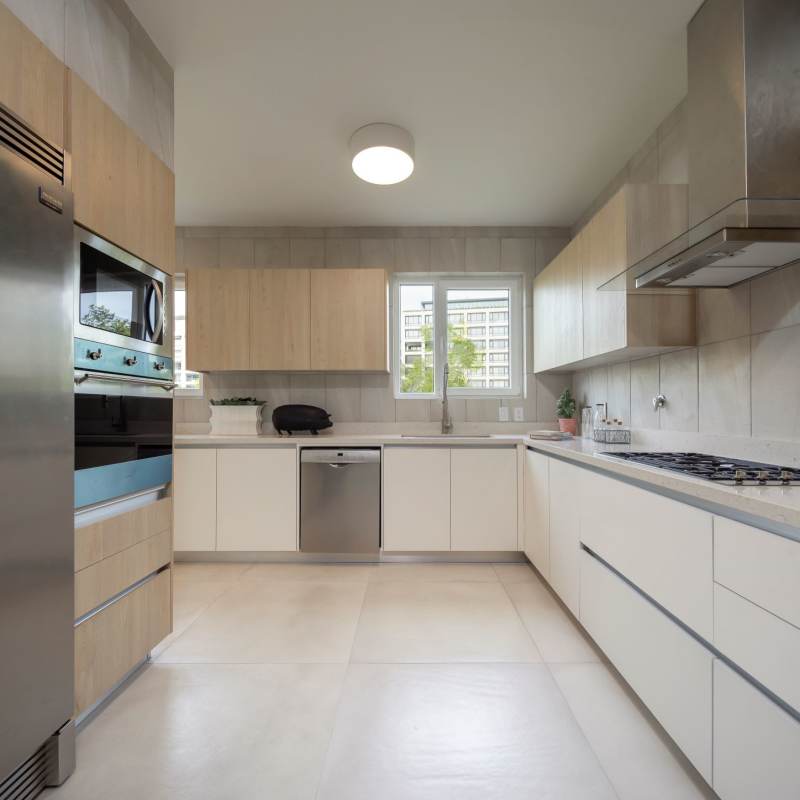 Covered outdoor terrace with garden and ceiling fan Santa María Golf & Country Club Panama