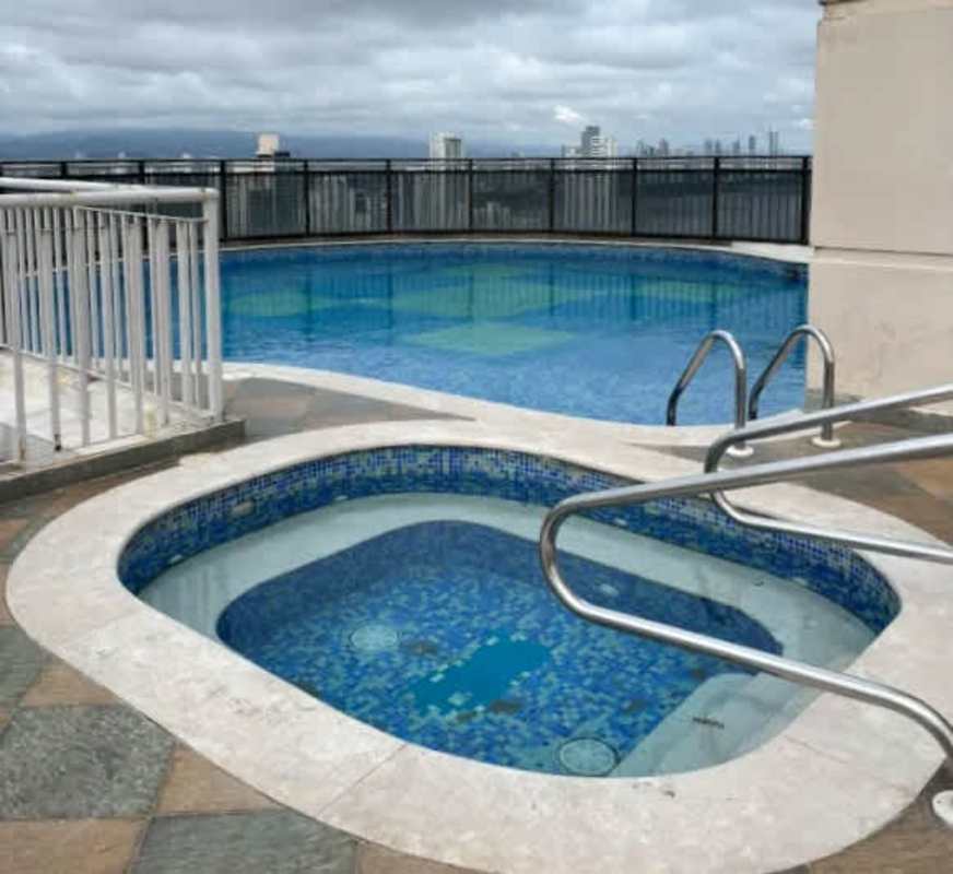 Infinity rooftop pool and jacuzzi overlooking Panama skyline at San Francisco Bay