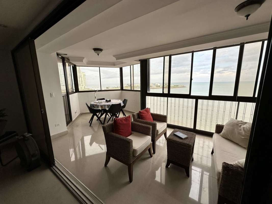 High-rise building oceanfront with city skyline and bay views in Punta Paitilla Panama