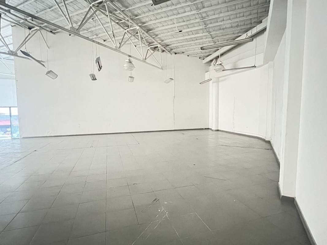 Empty commercial property interior with open floor plan, high industrial ceilings in Calle 50 Obarrio Panama