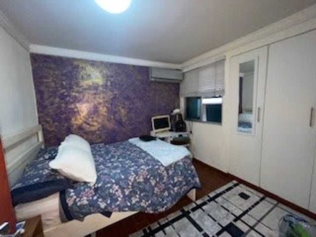 Living-dining room with beige sofa and dining table at PH Splendor by The Park Via España Panama City