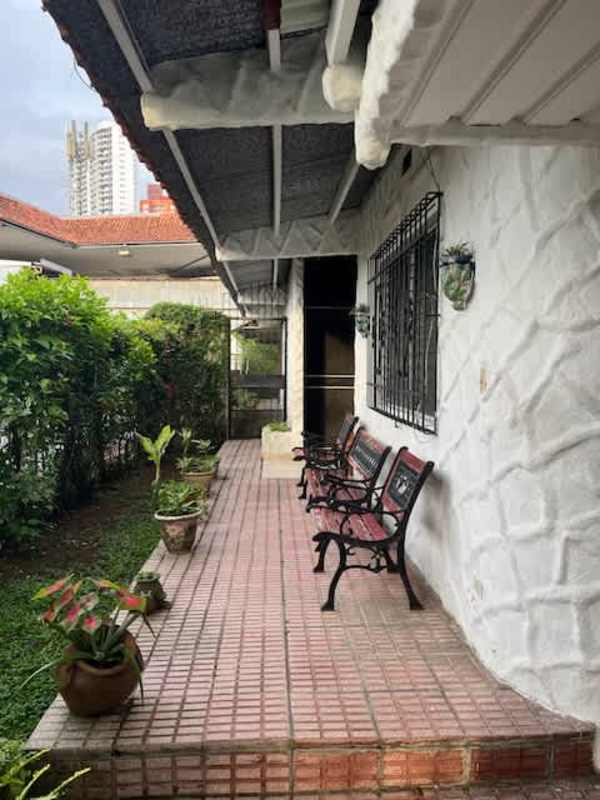 Driveway with city view in Villa de las Fuentes residential house Panama