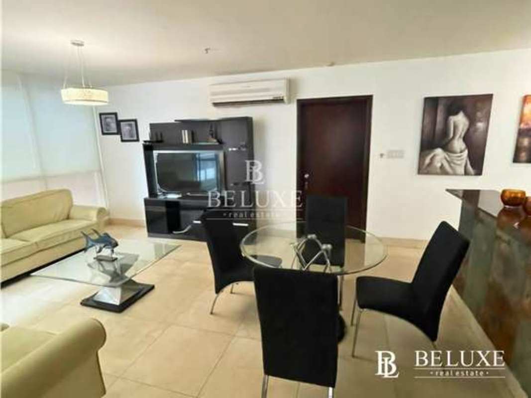 Bright second bedroom with closet and city skyline views in PH Villa del Mar Avenida Balboa