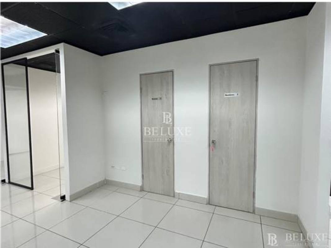 Private office suites with modern design and glass walls in PH Plaza Banco General Panama
