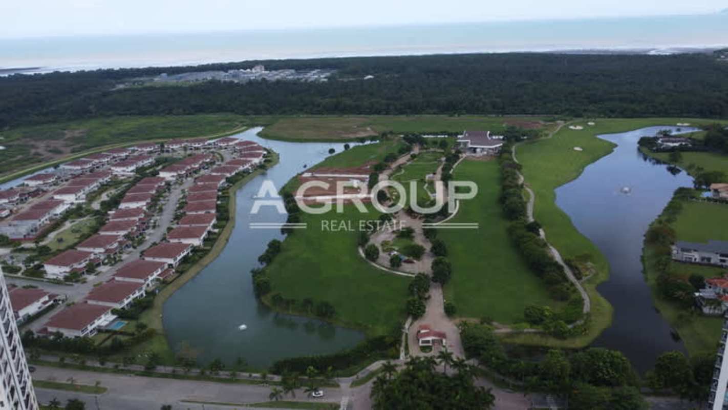 Luxury golf community with red-roofed homes, lakes and garden spaces in Peninsula Estates Santa Maria Panama