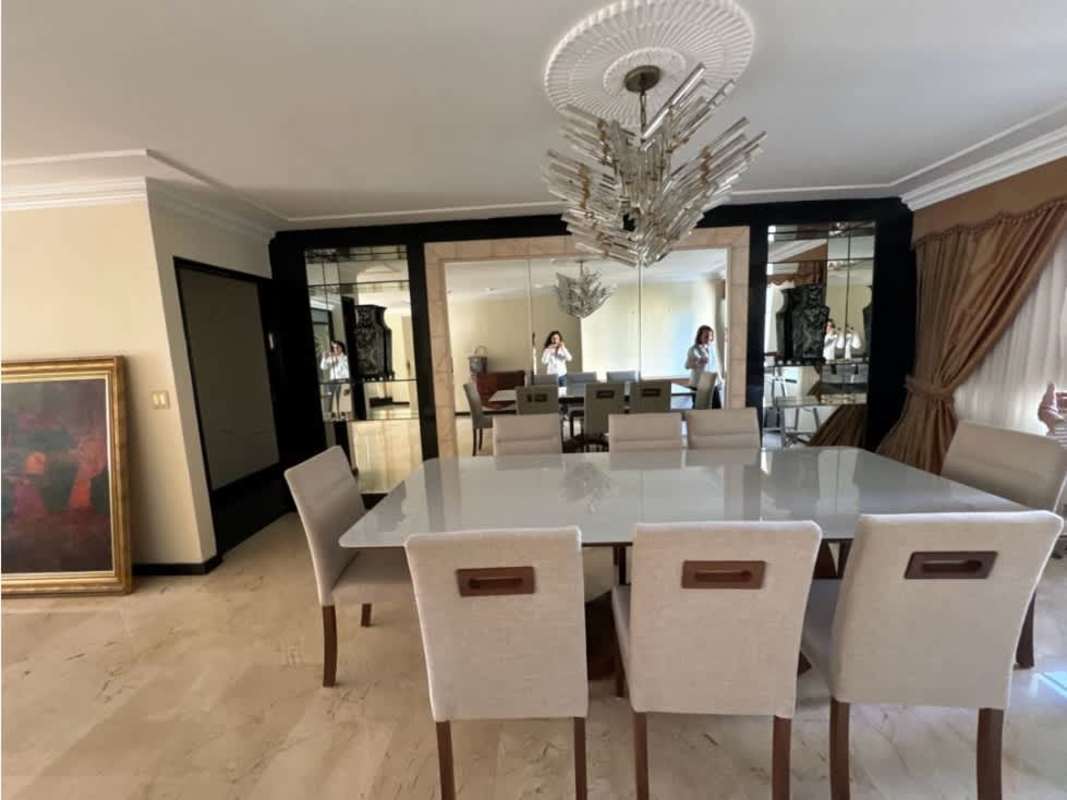 Spacious dining area with marble flooring, mirrored accent wall and chandelier in PH Diplomático Obarrio
