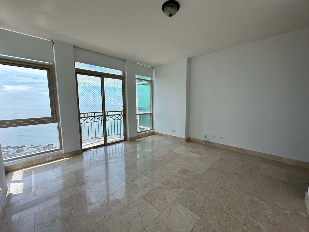 Fully equipped modern kitchen with granite countertops and appliances in PH Pacific Point Punta Pacífica Panama