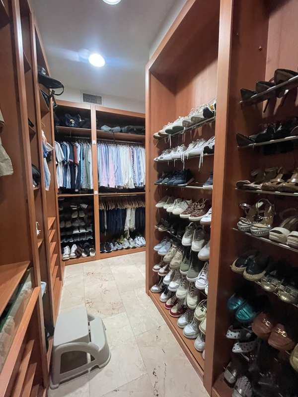 Walk-in closet with built-in shelving PH Pacific Point