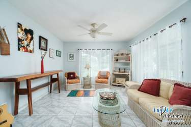 Traditional wood cabinetry kitchen with modern appliances and tile backsplash in Chiriquí home