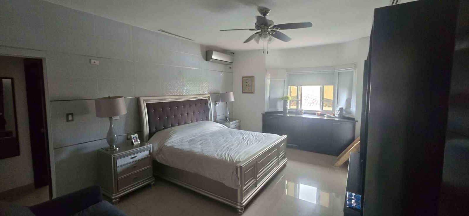 Large contemporary master bedroom with bay window, ceiling fan, AC, neutral decor Palmeras del Este Costa del Este