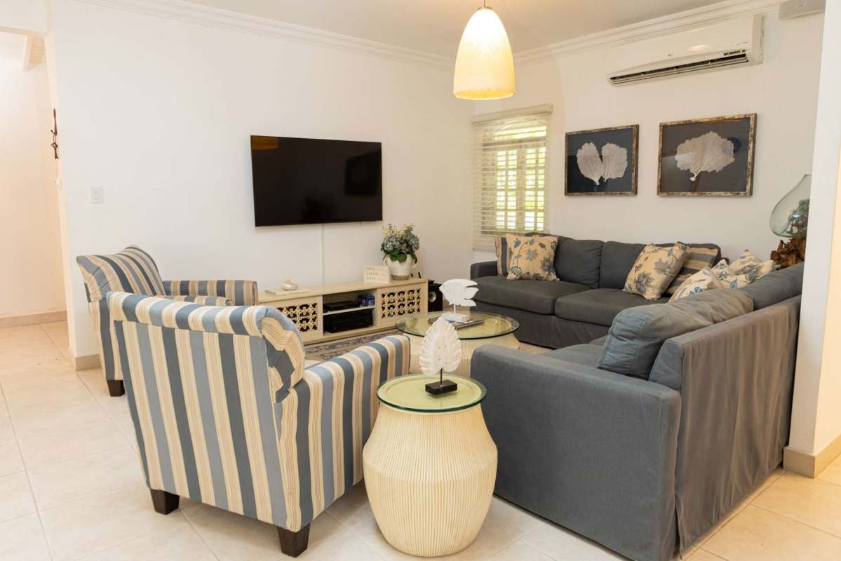 Beachfront home with ocean access and private pool in Marbella Panama City