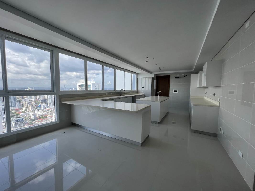 Expansive oceanfront terrace with glass railings in penthouse PH Windrose Panama City