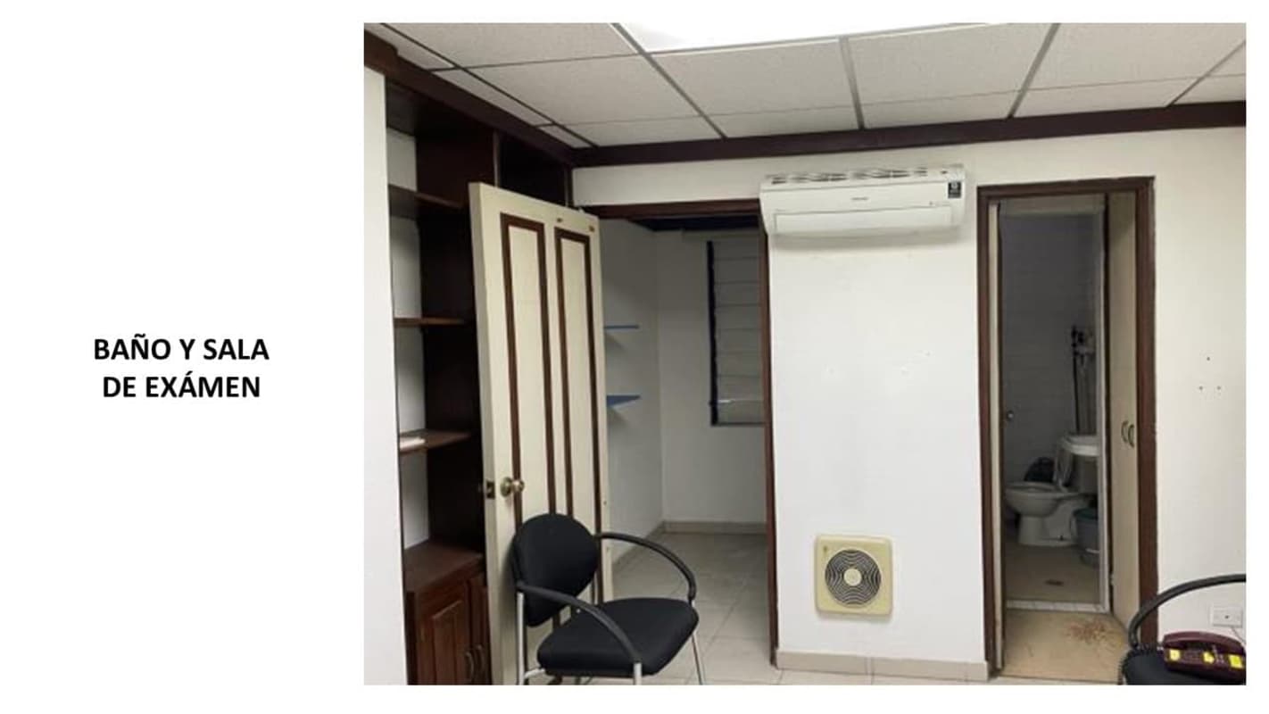 Medical exam room with integrated bathroom, AC, shelving and ventilation at PH Policlínica Norte