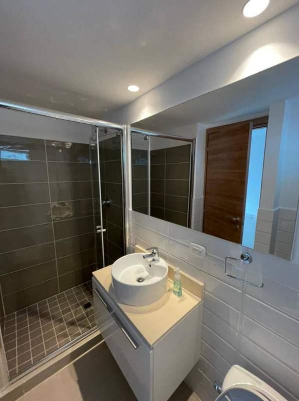 Bedroom with built-in closet and access to ensuite bathroom at PH Roma Panama City apartment