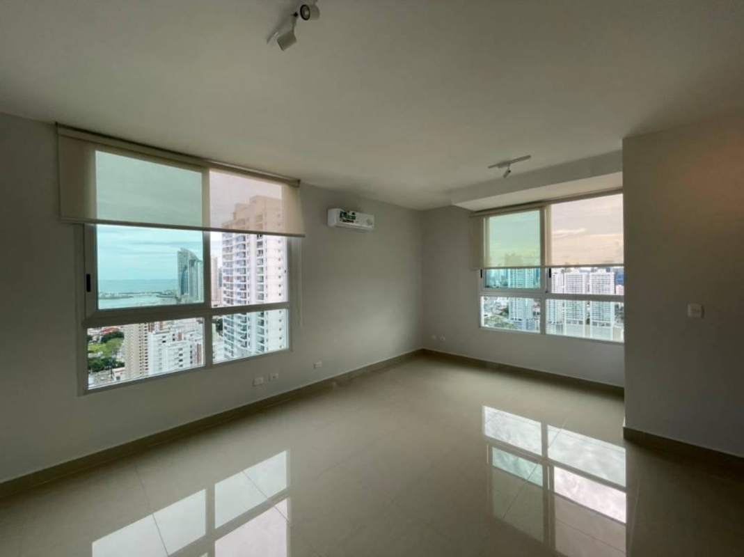Bedroom in PH Roma apartment with built-in closet and AC Panama City for sale