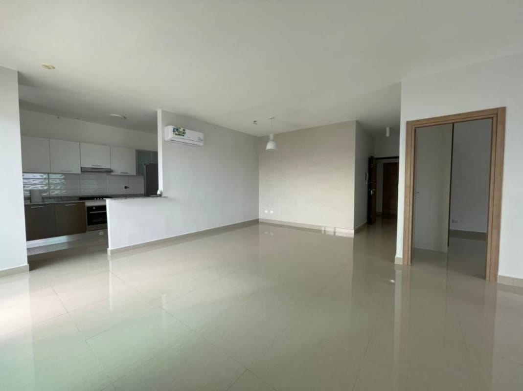 Spacious 2BR Apartment with Balcony in PH Roma San Francisco