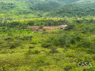 Small rustic house in lush hills and countryside — private setting in Coclé Penonomé riverfront land