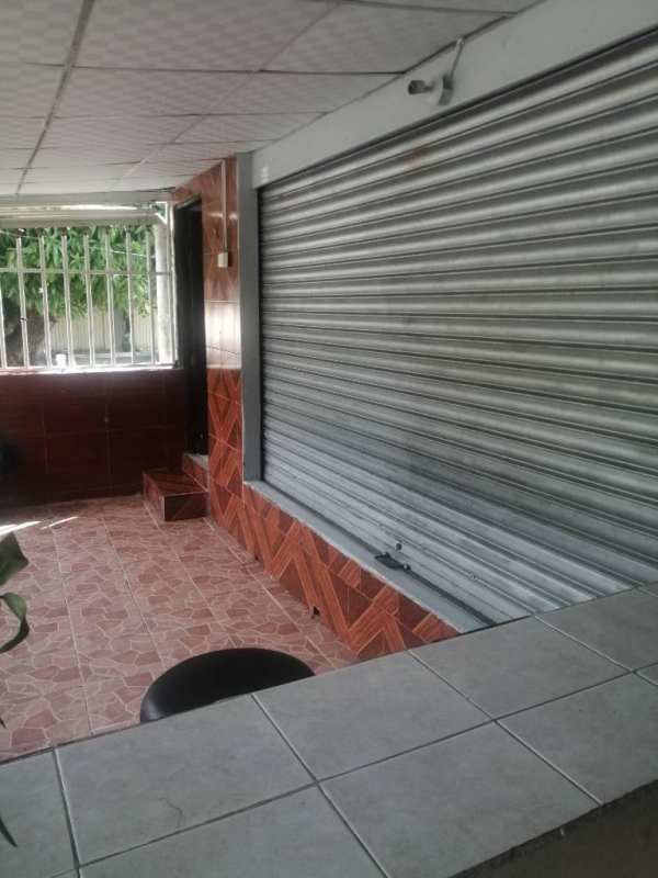 Utility sink with tiled walls in commercial unit for rent in Villa de las Fuentes Panama